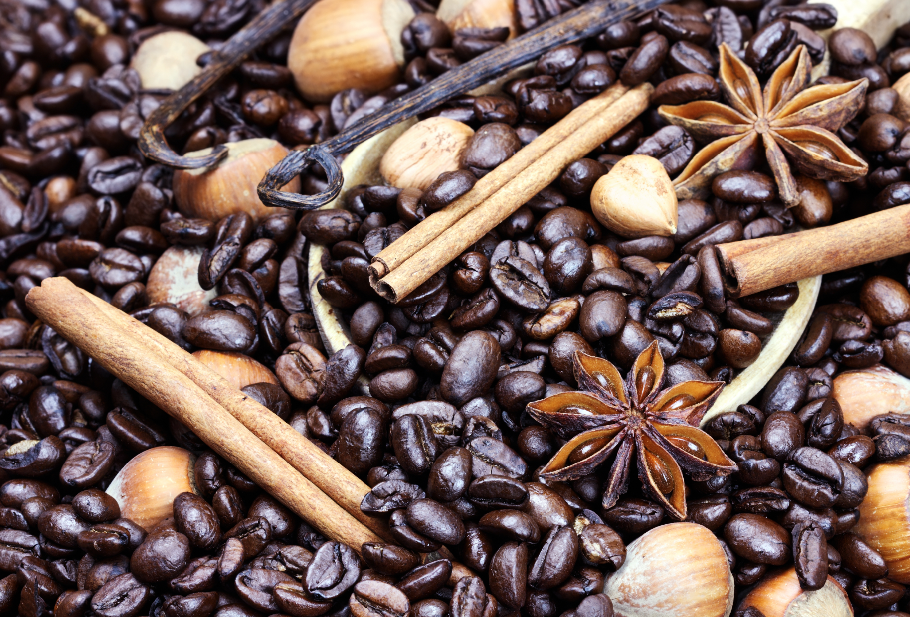 cafea boabe cu condimente scortisoara, anason stelat, alune